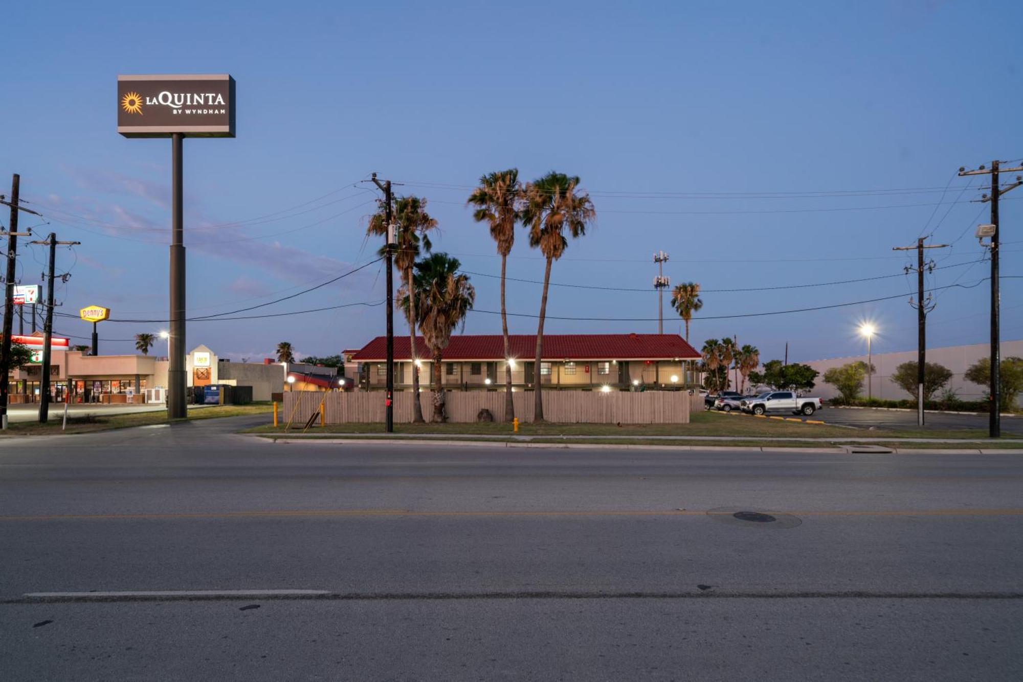 La Quinta Inn By Wyndham Corpus Christi North Exterior photo