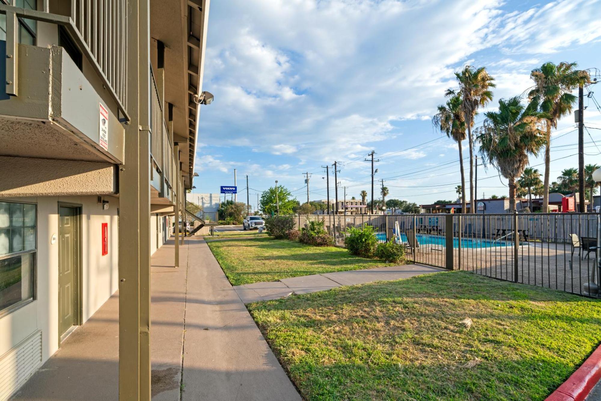 La Quinta Inn By Wyndham Corpus Christi North Exterior photo