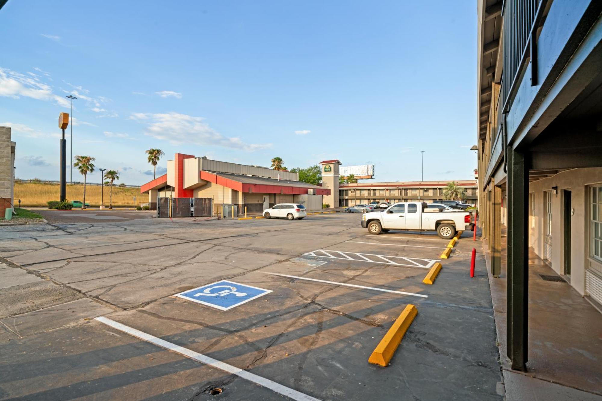 La Quinta Inn By Wyndham Corpus Christi North Exterior photo